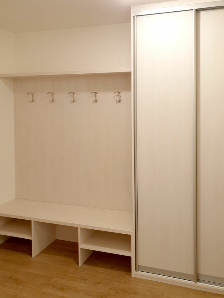 Skříň na míru do chodby s botníkem a věšáky.