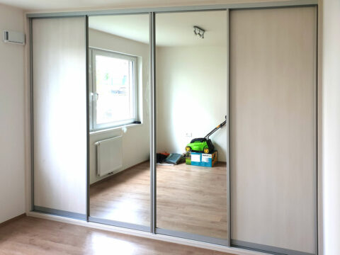 vestavene-skrine-realizace-084 Realizace skříně na míru do ložnice s posuvnými dveřmi. Kombinace světlého dřeva a zrcadel.