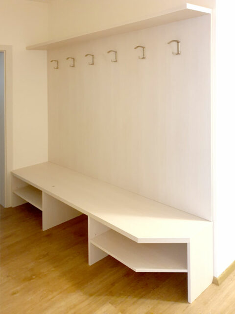 vestavene-skrine-realizace-085 Botník do chodby na míru se zkoseným rohem a věšáky.