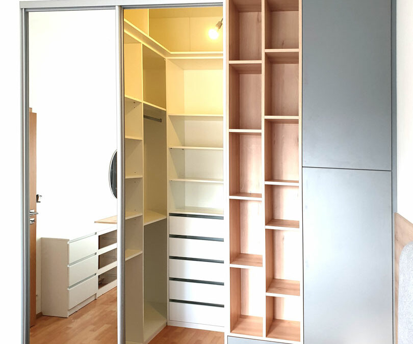 vestavene-skrine-realizace-088 Přepažení místnosti skříní na míru s průchozími dveřmi do šatny.