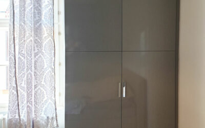 Pantová skříň na míru v šedé barvě ve vysokém lesku.