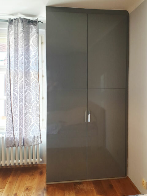 Pantová skříň na míru v šedé barvě ve vysokém lesku.
