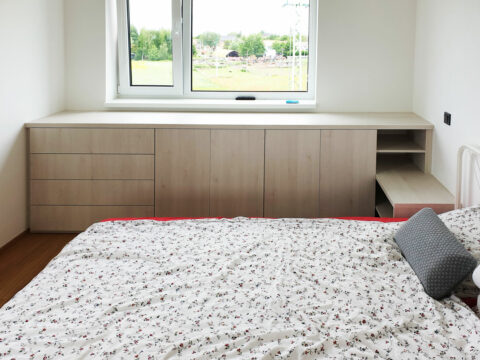 vestavene-skrine-realizace-102 Snížená skříň na míru do ložnice pod okno s pantovými dveřmi a šuplíky.