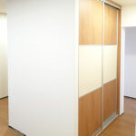 Realizace vestavěné skříně s posuvnými dveřmi s horizontálním dělením.