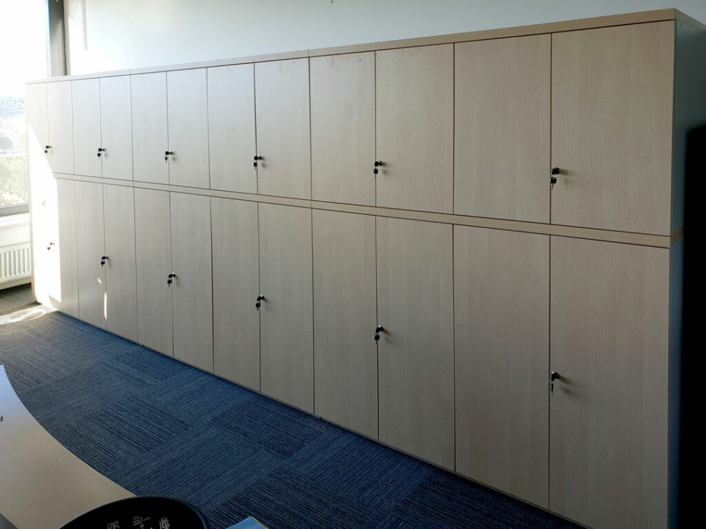 Uzamykatelné skříňky do pražského gymnázia.