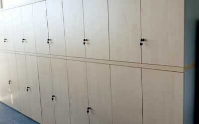 Realizace vestavěné skříně s uzamykatelnými dvířky do pražského gymnázia.