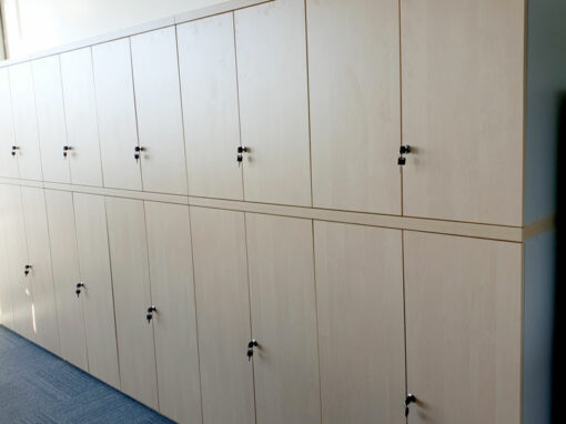 Realizace vestavěné skříně s uzamykatelnými dvířky do pražského gymnázia.
