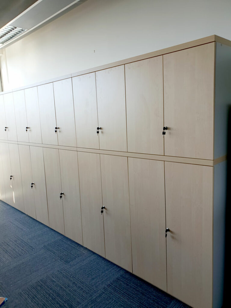 Realizace vestavěné skříně s uzamykatelnými dvířky do pražského gymnázia.