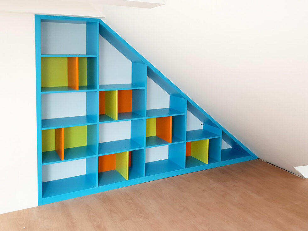 Otevřená vestavěné skříň do podkrovního dětského pokoje ve veselých barvách.