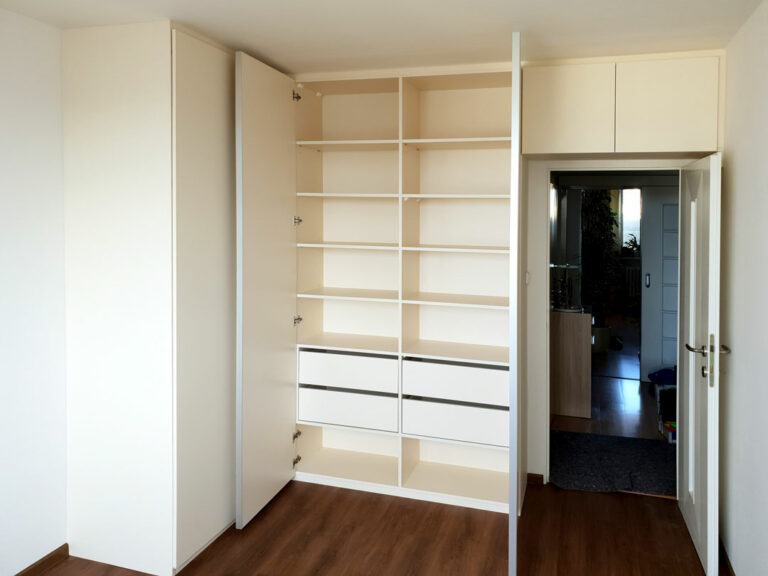 vestavene-skrine-realizace-123 Interier rohové skříně do chodby s pantovými dveřmi.