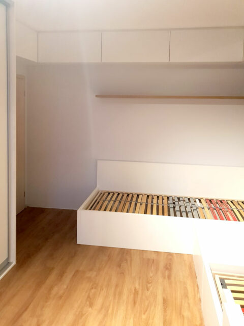 vestavene-skrine-realizace-130 Realizace dětského pokoje se dvěmi postelemi, vetsavěnou skříní a pracovním stolem.