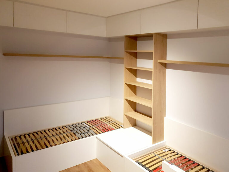 Realizace dětského pokoje se dvěmi postelemi a skříněmi.