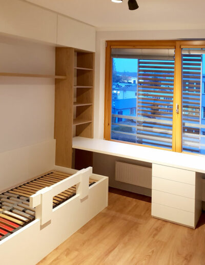 Realizace dětského pokoje se dvěmi postelemi, skříní a pracovním stolem.