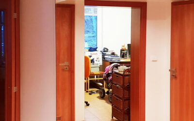 Realizace skříní do chodby které obestavují prostor kolem dveří do pokojů.