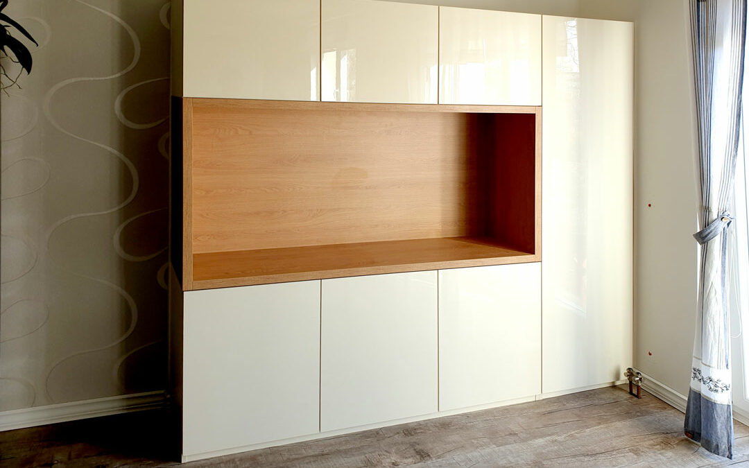 vestavene-skrine-realizace-137 Vestavěná skříň na míru v krémovám lesku s velkou otevřenou částí v dřevěném dekoru.