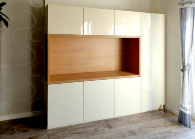 vestavene-skrine-realizace-137 Vestavěná skříň na míru v krémovám lesku s velkou otevřenou částí v dřevěném dekoru.