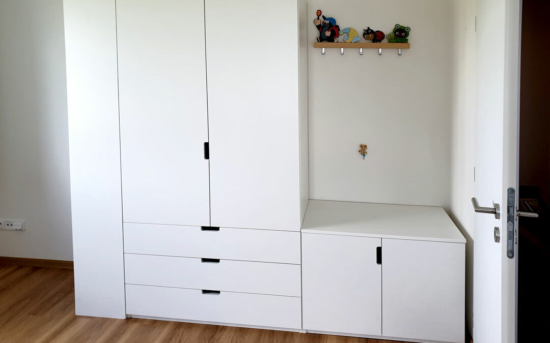 Skříň na míru do chodby s pantovými dveřmi a prostorem na věšáky.