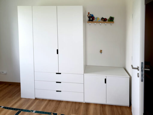 vestavene-skrine-realizace-140 Skříň na míru do chodby s pantovými dveřmi a prostorem na věšáky.