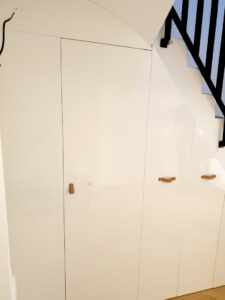 vestavene-skrine-realizace-143 Realizace vestavěné skříně s pantovými dveřmi do prostoru pod schody v bílé barvě.