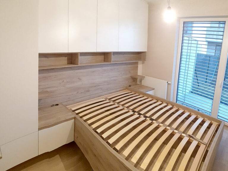 vestavene-skrine-realizace-147 Realizace kompletního bytu. Zde ložnice s postelí a skříňkami obestavěnými kolem postele.