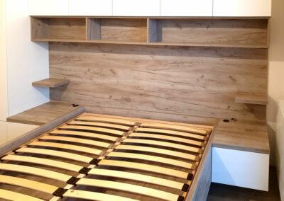 vestavene-skrine-realizace-148 Realizace kompletního bytu. Zde ložnice s postelí a skříňkami obestavěnými kolem postele.
