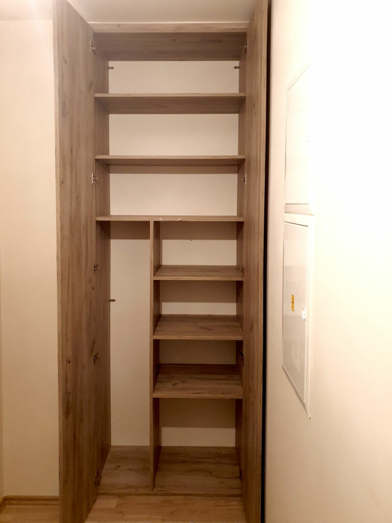 vestavene-skrine-realizace-150 Interier vestavěné skříně do niky s pantovými dveřmi v dekoru přírodní dub.