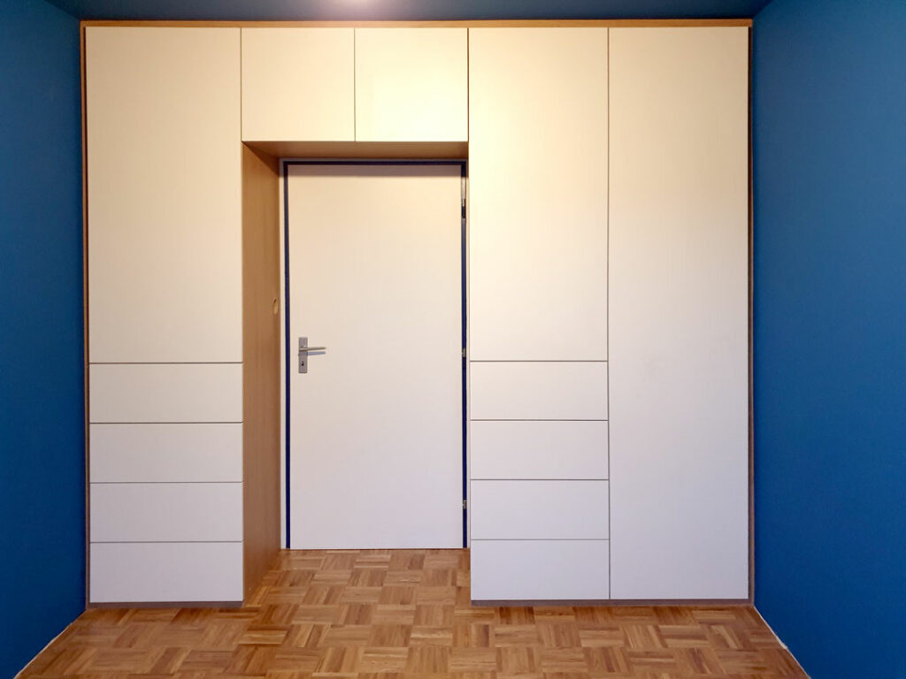 vestavene-skrine-realizace-155 Skříň na míru obestavěné kolem interierových dveří.