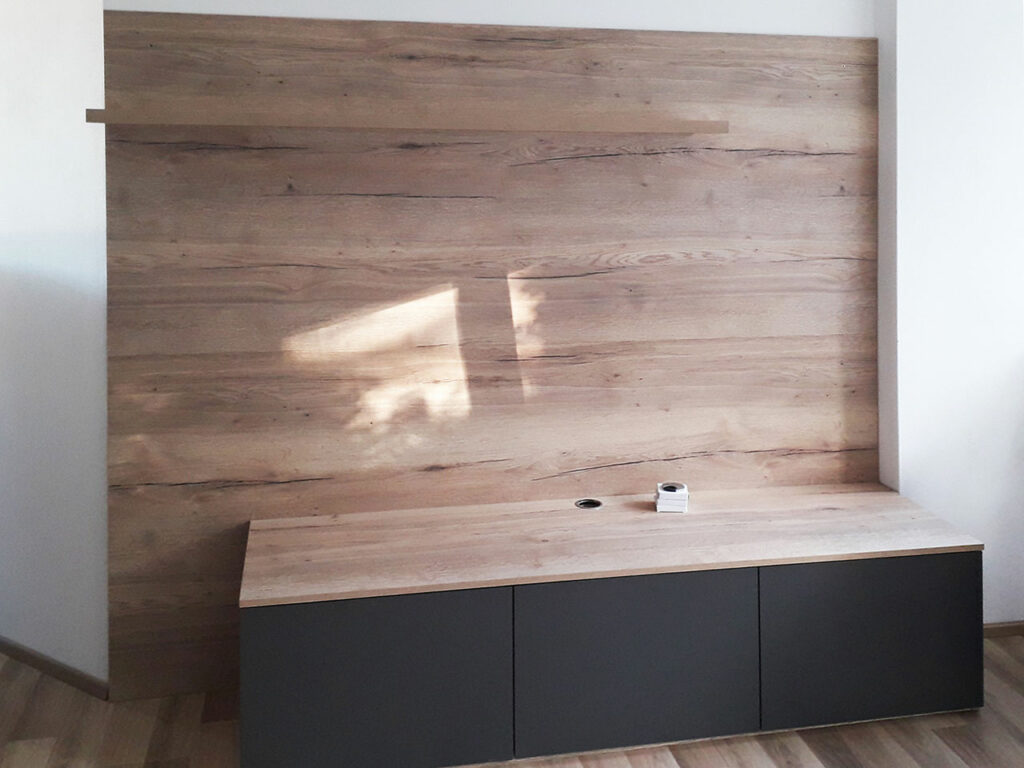 Obývací stěna s komodou připravená na instalaci televize.