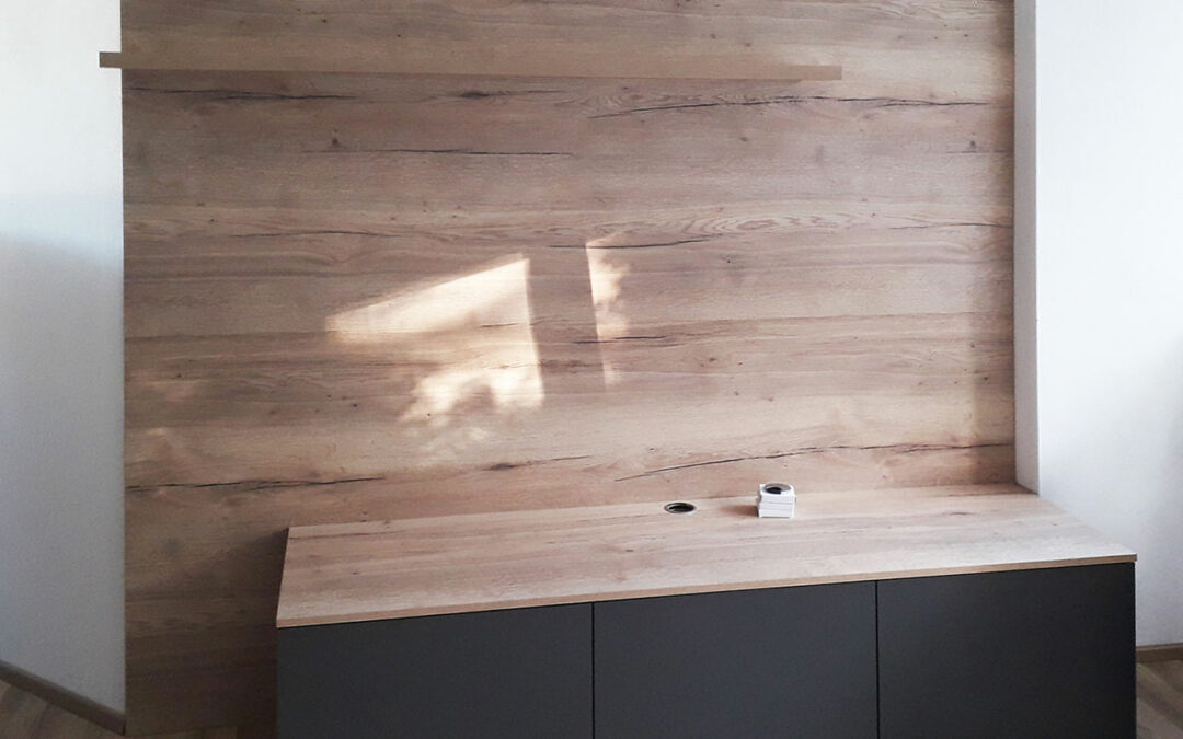Obývací stěna s komodou připravená na instalaci televize.