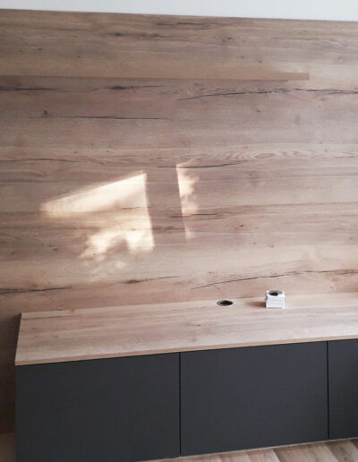 Obývací stěna s komodou připravená na instalaci televize.