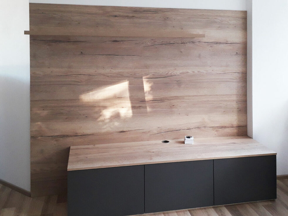 Obývací stěna s komodou připravená na instalaci televize.