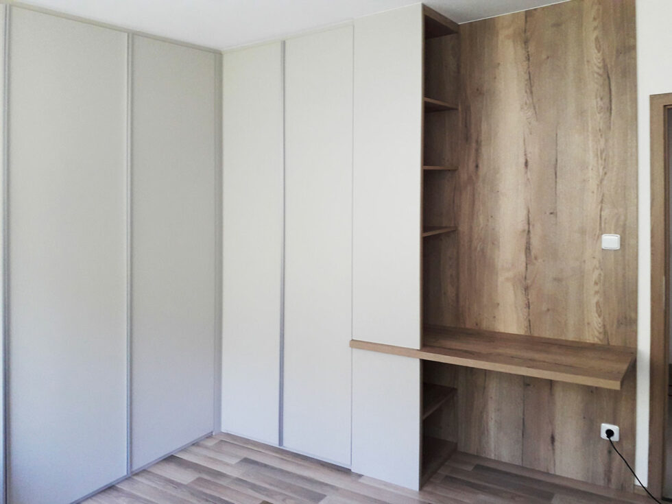 vestavene-skrine-realizace-162 Pantová skříň na míru do ložnice se zakomponovaným pracovním stolem.