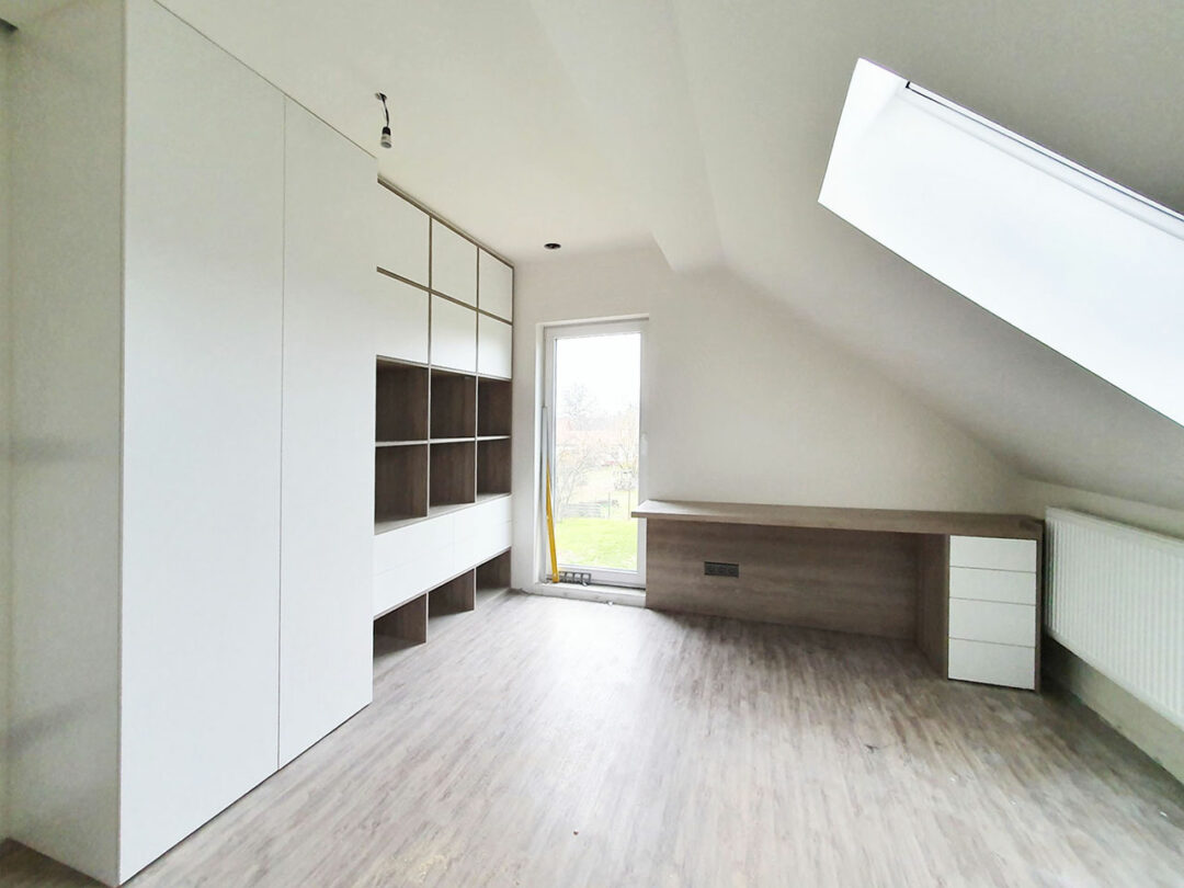 vestavene-skrine-realizace-164 Bílá Skříň na míru s pantovými dveřmi, šuplíky a otevřenou dřevěnou částí v dřevodekoru.