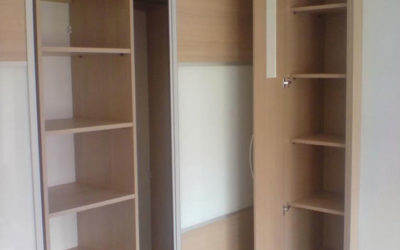 Vestavěná skříň do rohu s pantovými a posuvnými dveřmi