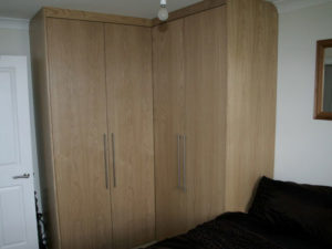 Vestavěná rohová skříň s pantovými dveřmi