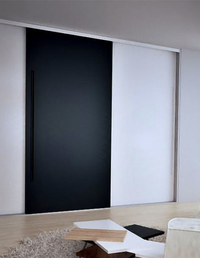 Moderní vestavěná skříň s posuvnými dveřmi