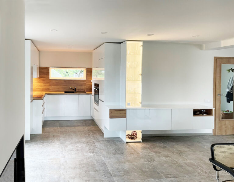 Kuchyň na míru navrhovaná společně s kompletním interiérem Kuchyň na míru navrhovaná společně s kompletním interiérem