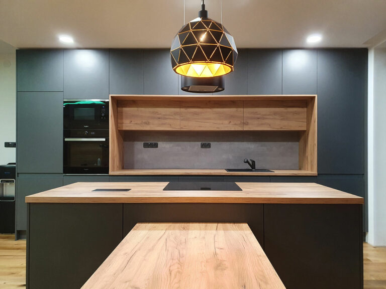 Kuchyň na míru v dekoru šedé barvy a přírodního dubu Kuchyň na míru v dekoru šedé barvy a přírodního dubu