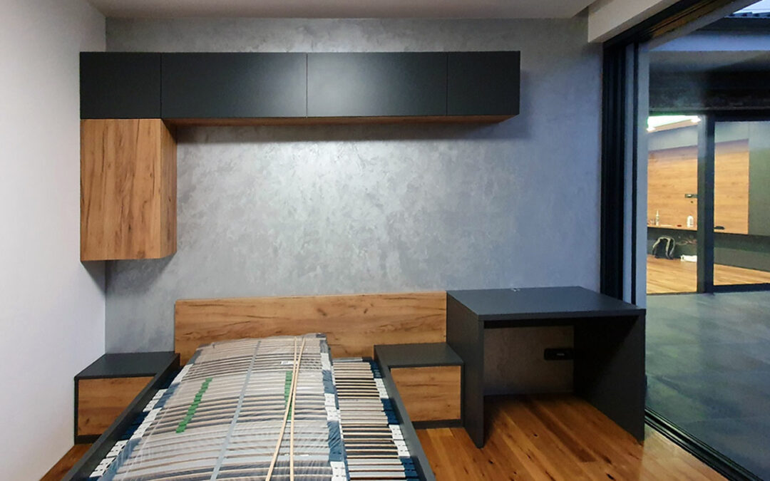 Dětský pokoj s postelí v šedé barvě s dřevem