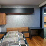 Dětský pokoj s postelí v šedé barvě s dřevem