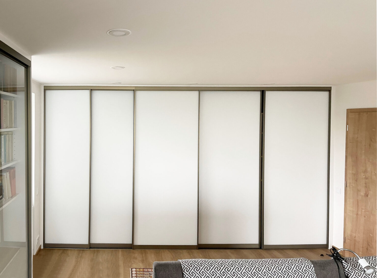 Vestavěná skříň s posuvnými dveřmi Vestavěná skříň s posuvnými dveřmi součástí návrhu kompletního interiéru