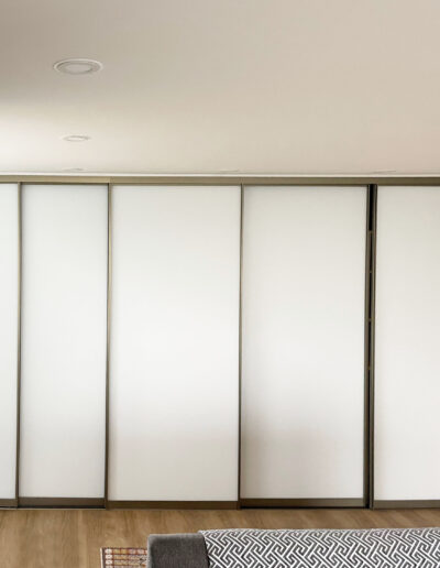 Vestavěná skříň s posuvnými dveřmi součástí návrhu kompletního interiéru