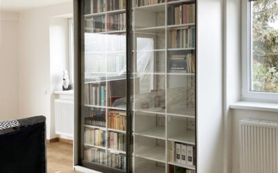 Knihovna na míru s posuvnými prosklenými dveřmi součástí návrhu kompletního interiéru