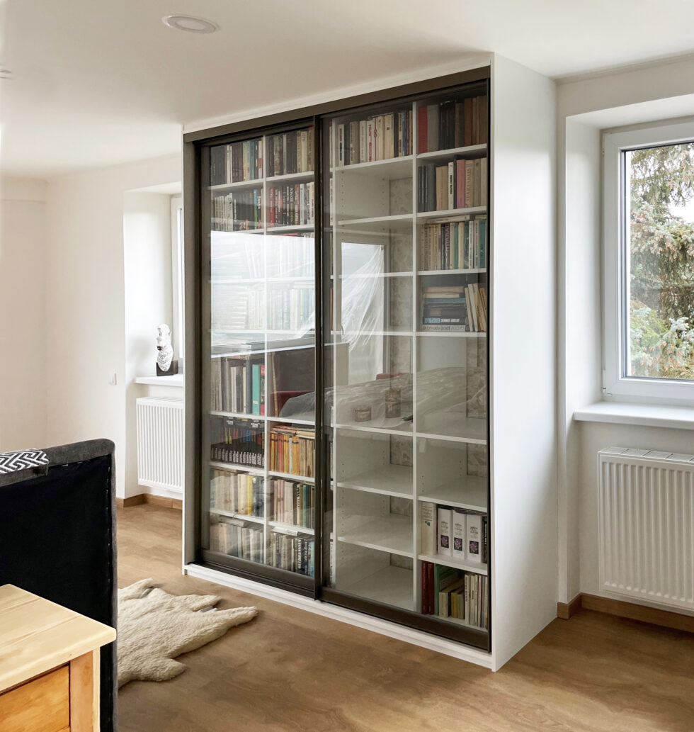 Knihovna na míru s posuvnými prosklenými dveřmi součástí návrhu kompletního interiéru
