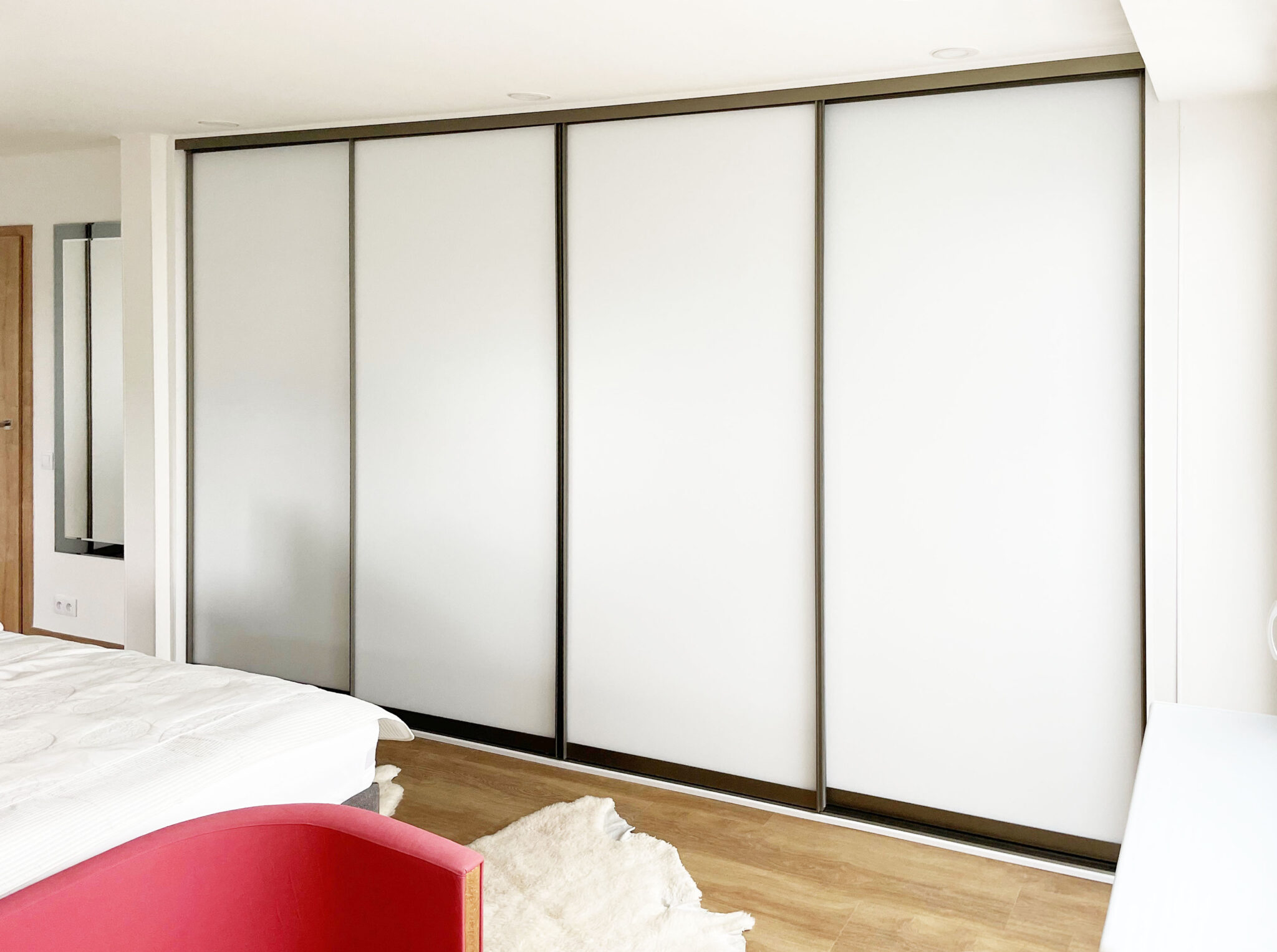 Skříň na míru s posuvnými dveřmi součástí návrhu kompletního interiéru