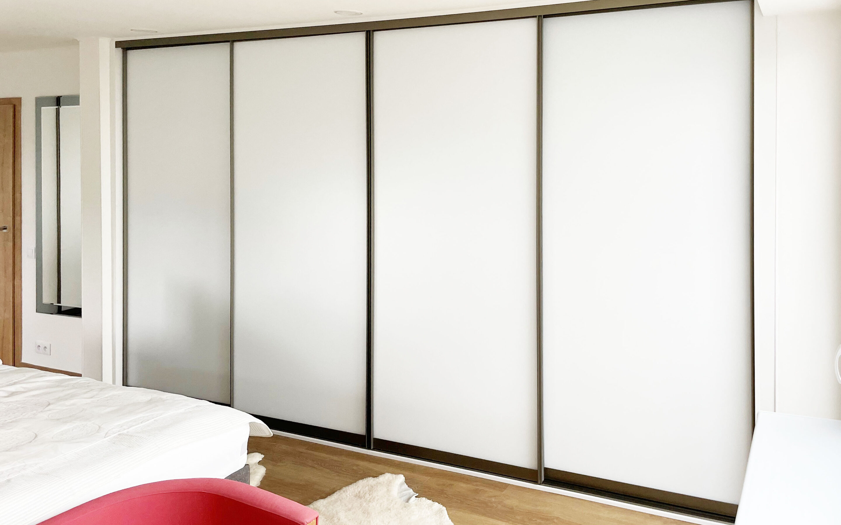 Skříň na míru s posuvnými dveřmi součástí návrhu kompletního interiéru