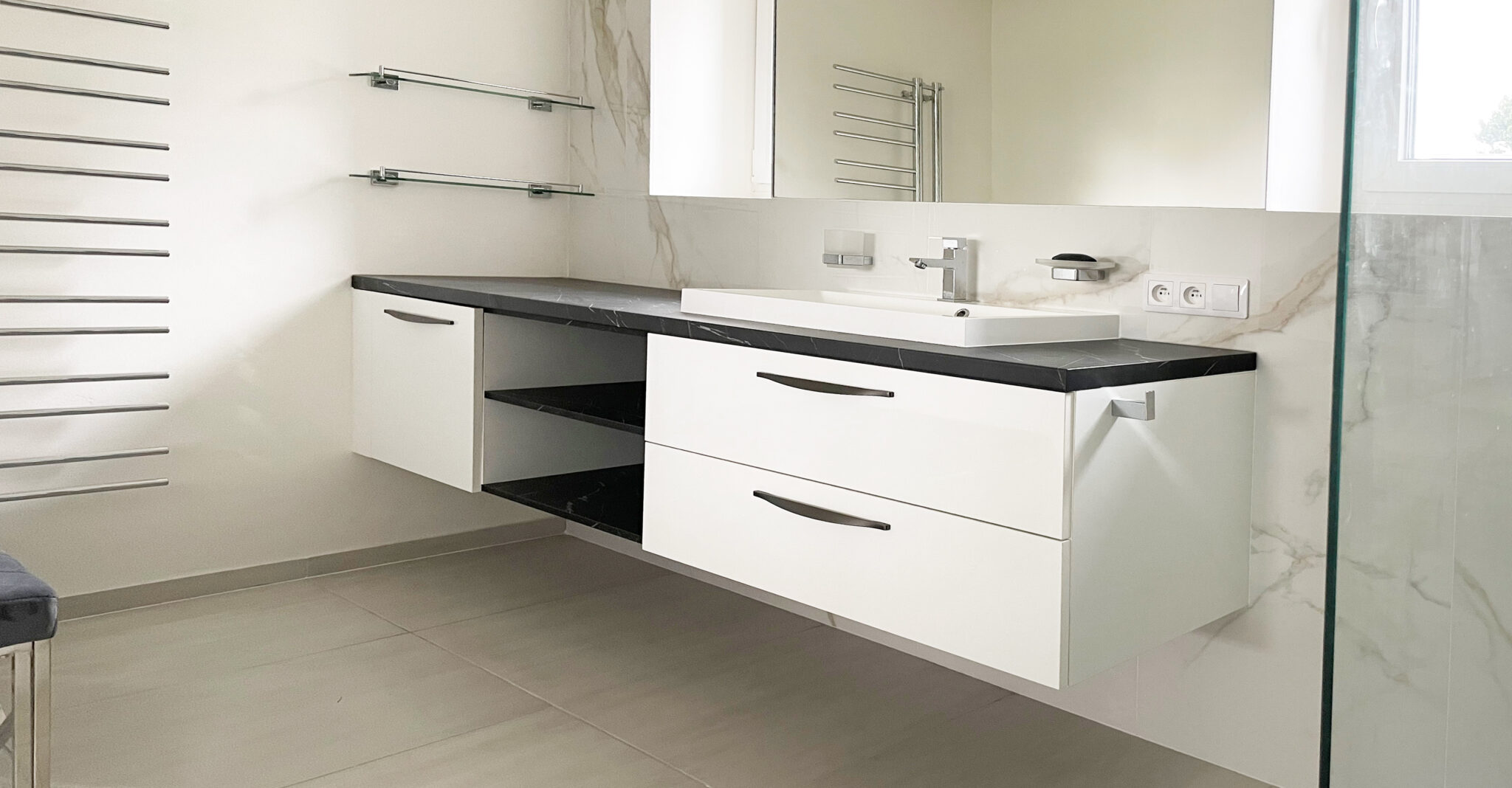 Umyvadlová skříňka která je součástí návrhu kompletního interiéru