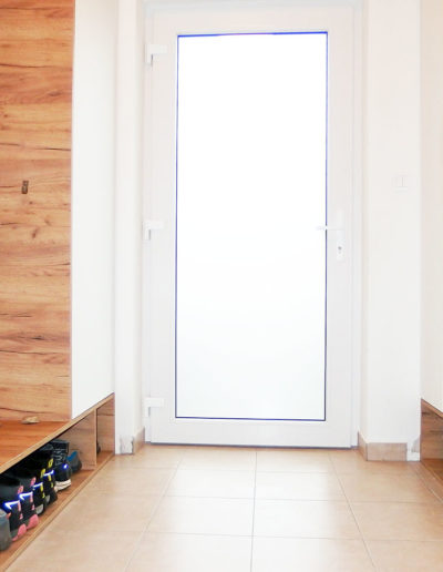 Realizace kompletního interieru vč. vestavěných skříní s botníky Praha 9