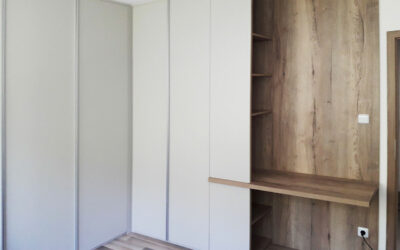 Bílá pantová skříň s pracovním stolem a otevřenými policemi v dřevodekoru