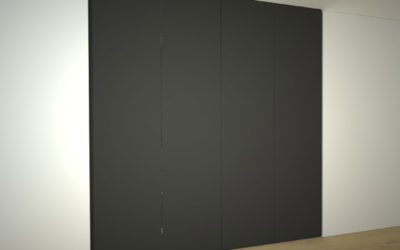 Tmavá vestavěná skříň se čtyřmi pantovými dveřmi